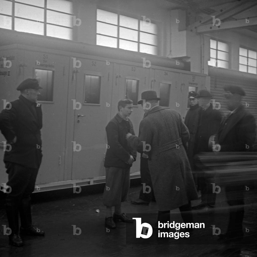 24 hours coverage live from fishing port Wesermuende, Germany 1930s (b/w photo)