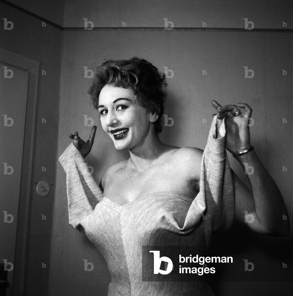 German singer, actress and dancer Evelyn Kuenneke at a photo shooting, Hamburg 1956