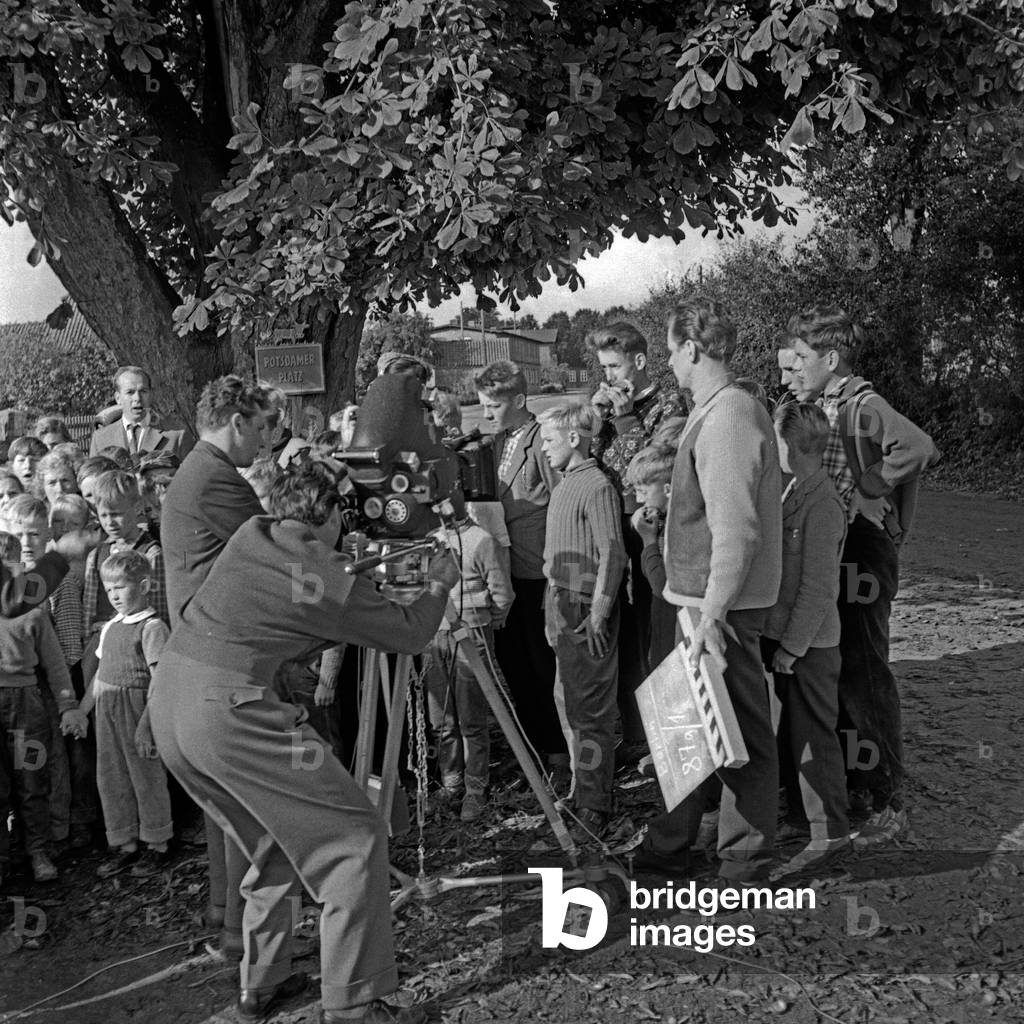 Hamburg actor Walter Scherau producing a special at the village Berlin in Segeberg district, Germany 1950s