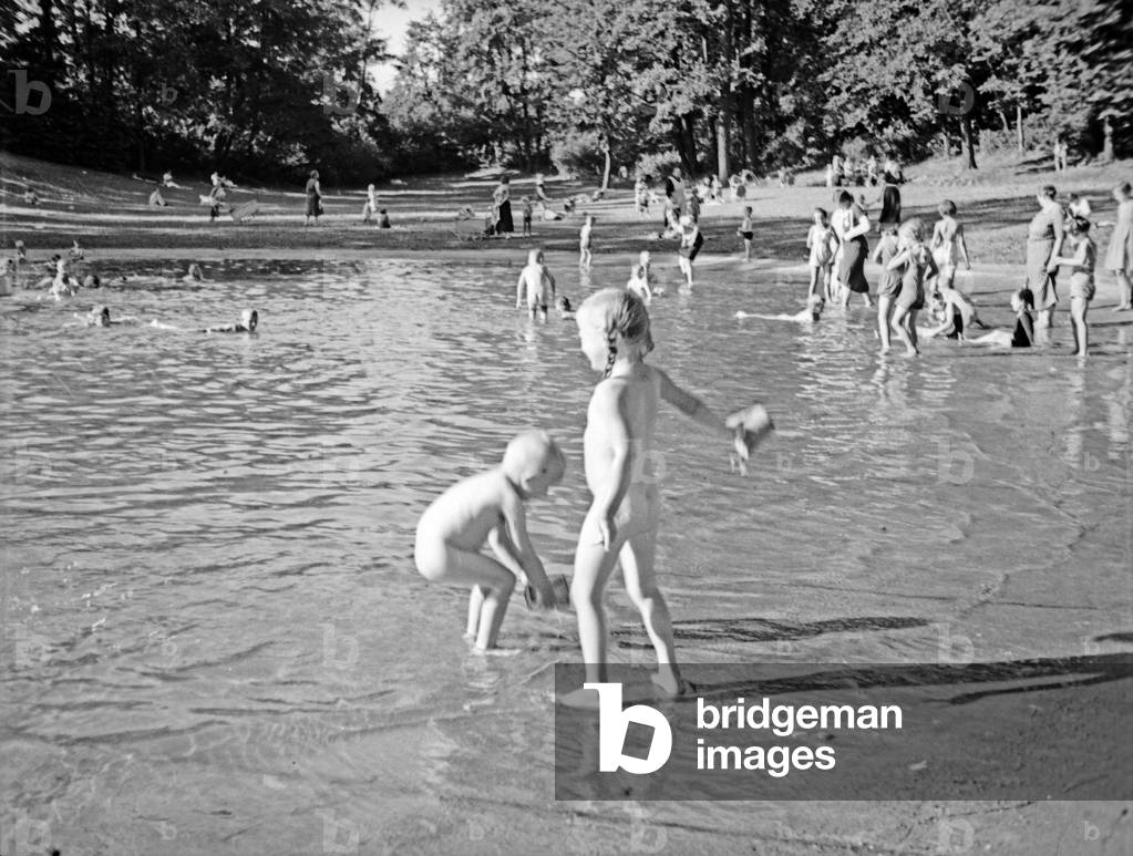 Children playing in the water of the Volksbad pool at Volkspark Koenigsberg, East Prussia, 1930s (b/w photo)
