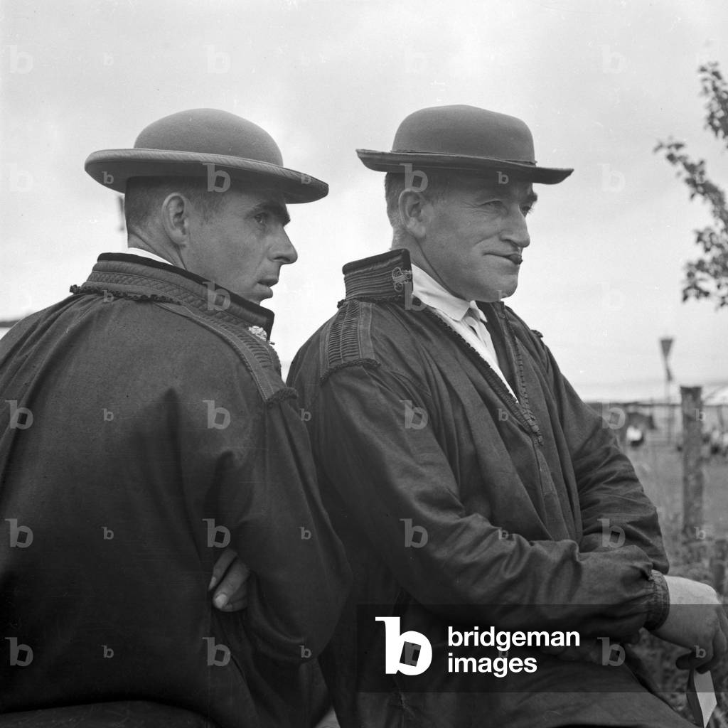 Two men wearing the Western Hessian array of the Schwalm area, Germany 1930s (b/w photo)