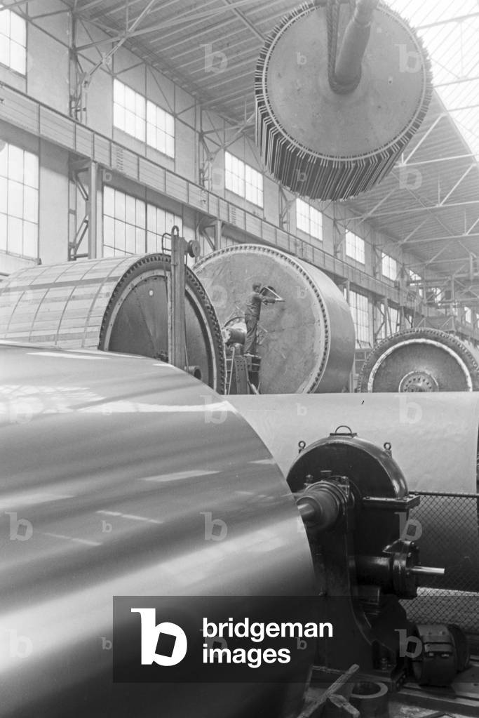 In the factory halls of the industrial company Voith in Heidenheim an der Brenz, Germany 1930s (b/w photo)