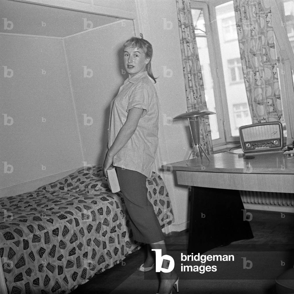 German actress, jazz and schlager singer Dany Mann at her hotel room at Hamburg, Germany 1950s