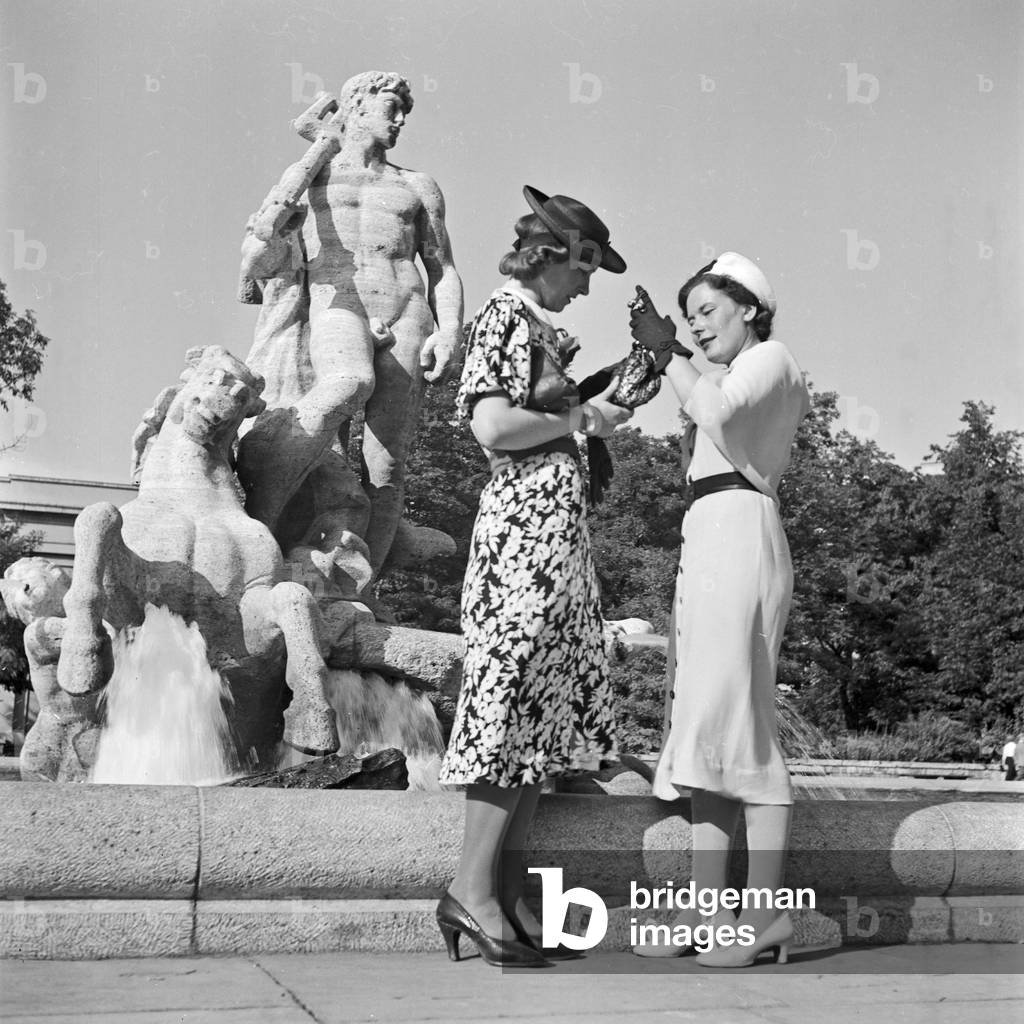 Two women by a man's sculpture, Germany 1930s (b/w photo)