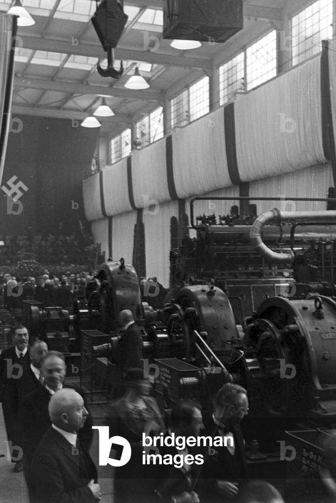 Special guests on a factory tour before the Diesel anniversary at the MAN factory at Augsburg, Germany 1930s (b/w photo)