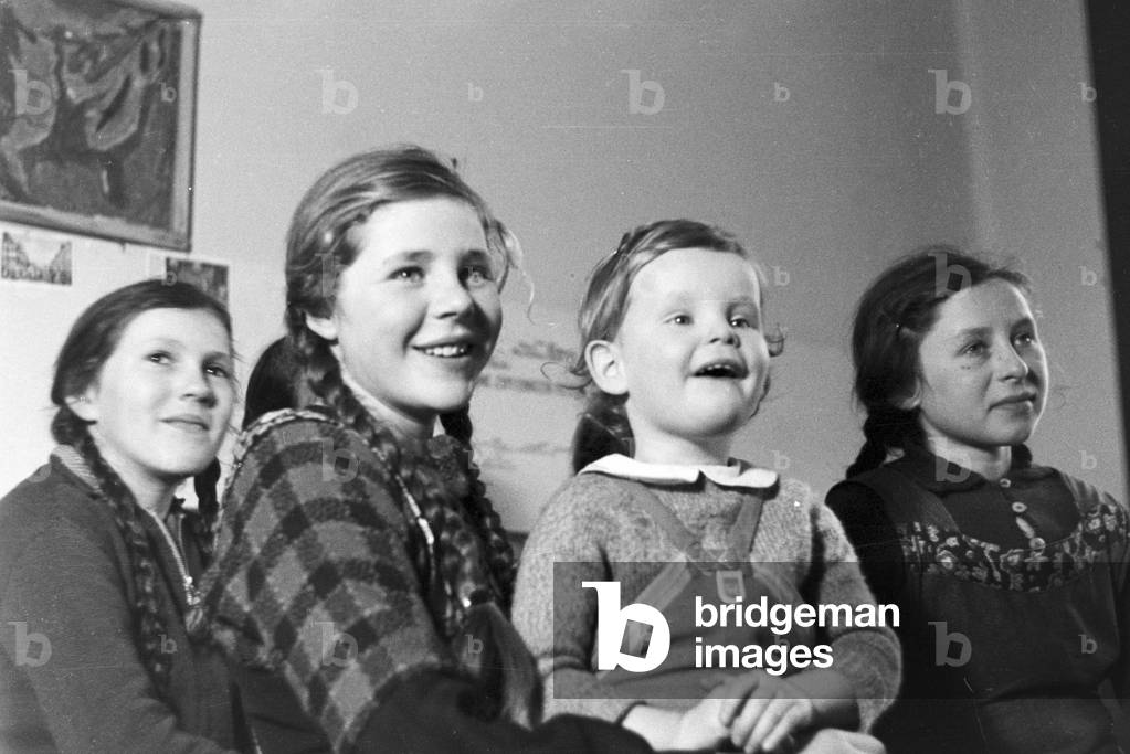 Watching a movie during class at the rural school in Tiefensee run by Adolf Reichwein, Germany 1930s (b/w photo)