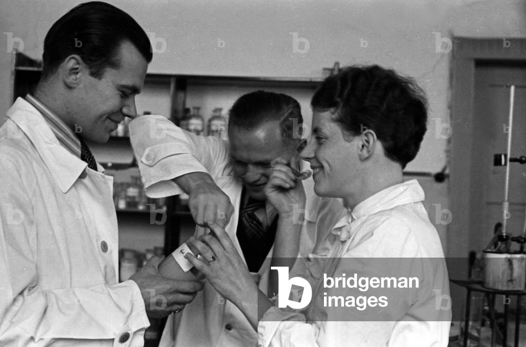 Sientific staff members of the Deutsche Fettsäurewerke and Maerkische Seifenindustrie company at Witten tasting margarine produced from coal, Germany 1930s (b/w photo)
