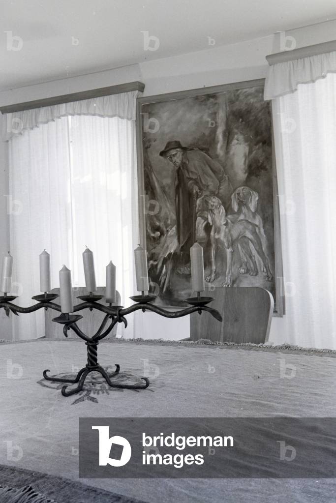 Painting of a hunter with hounds in a dining room in Hartmannsberg castle, the residence of sculptor Josef Thorak, Germany 1930s (b/w photo)
