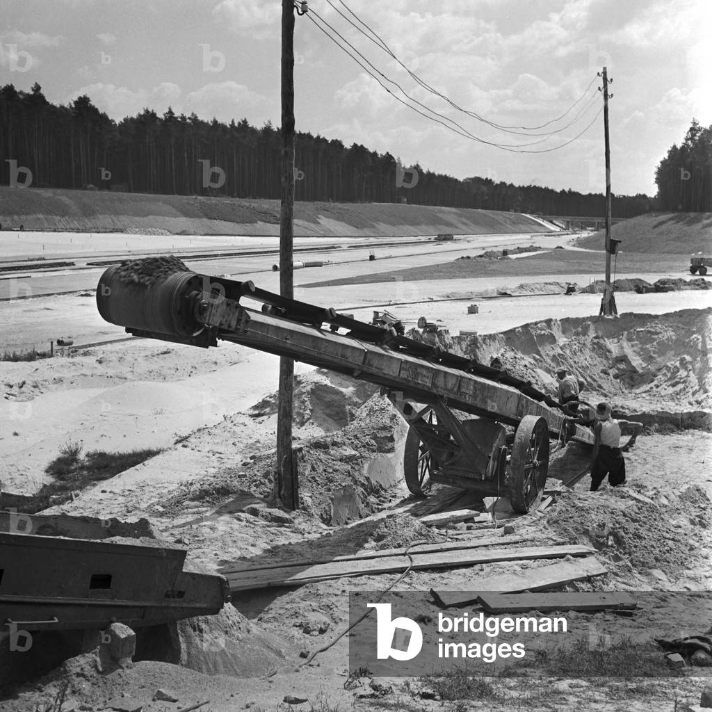 Motor feeder at Reichsautobahn highway - conveyor belt at the crossing Wannsee in 1940 (b/w photo)
