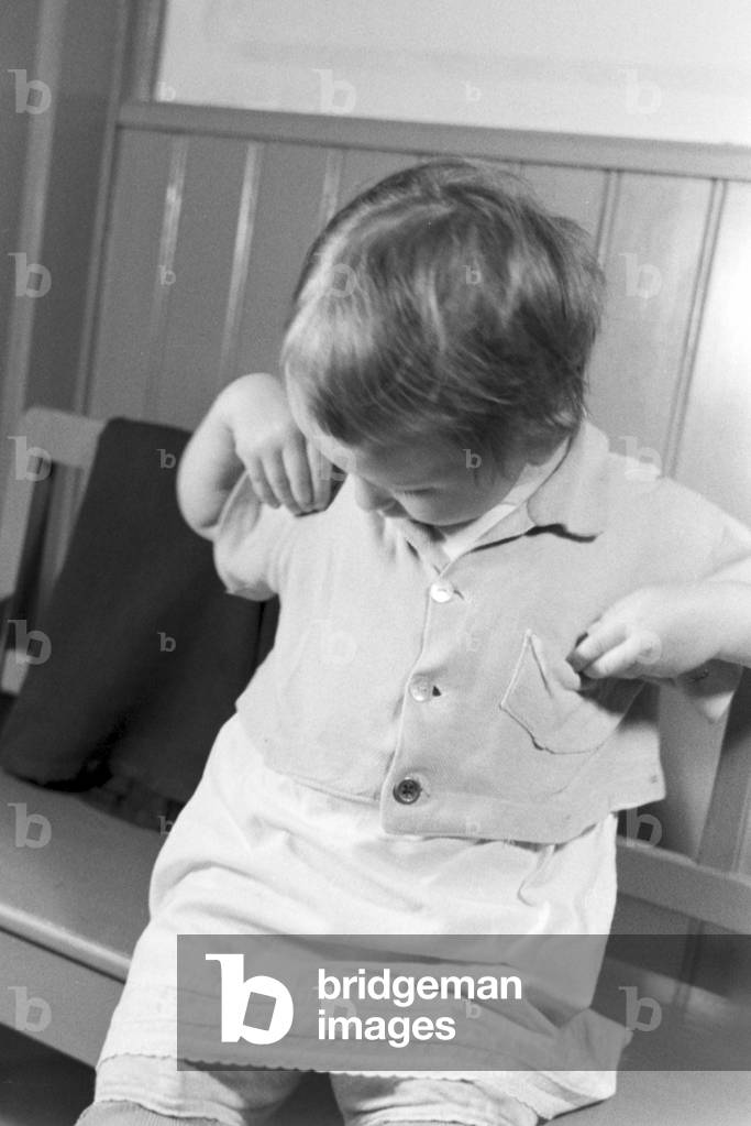 A toddler in the kindergarten of the Fröbelhaus in Oberweißbach, Germany 1930s (b/w photo)