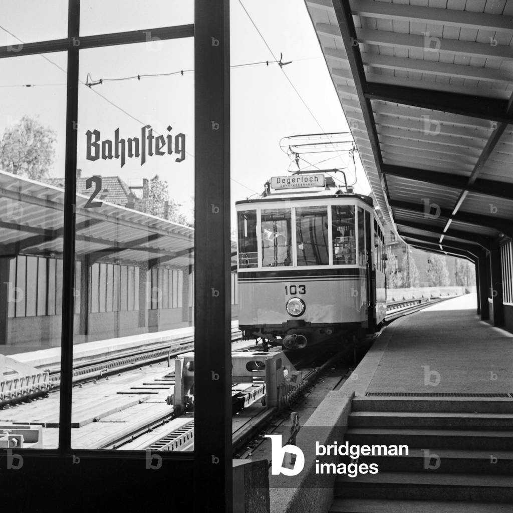 Train to Degerloch waiting at the platform of Stuttgart station, Germany 1930s (b/w photo)