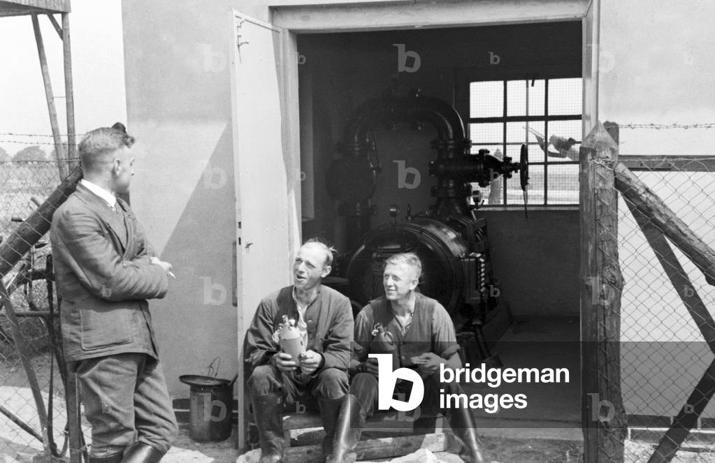 A pumping hut for the sprinkler system in its agricultural use at a potato field, Germany 1930s (b/w photo)