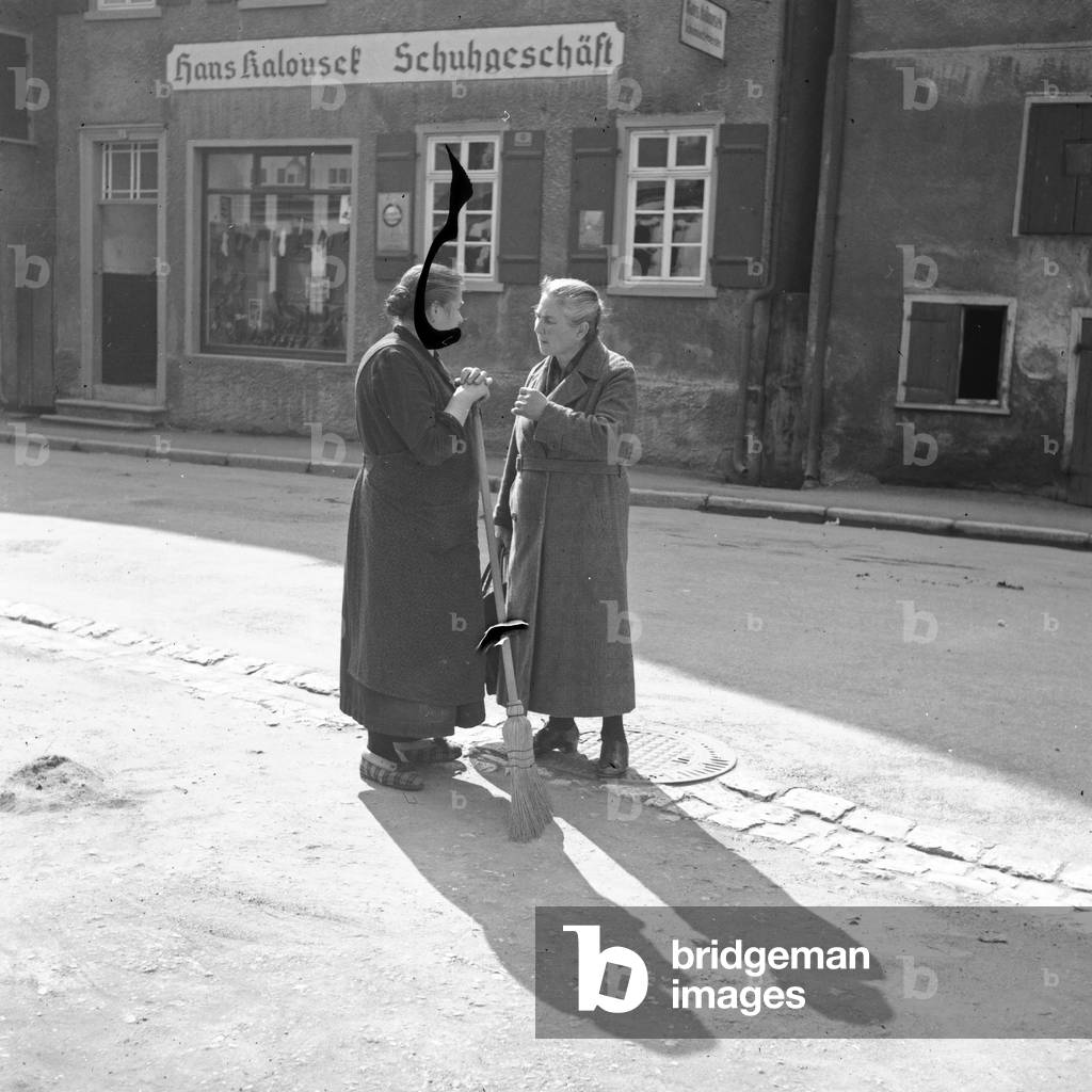 Two women chatting in the street, Germany 1930s (b/w photo)