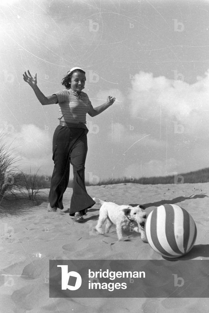 Vacation at the Baltic Sea, Germany 1930s (b/w photo)