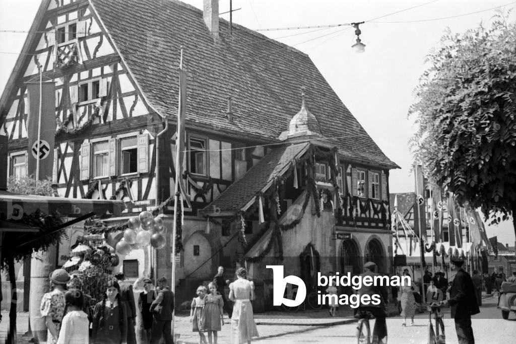 The city hall is decorated for the annual radish fair at Schifferstadt, Germany 1930s (b/w photo)