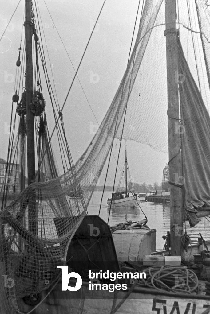 Fishing boats at the harbor, shortly before leaving, Germany 1930s (b/w photo)