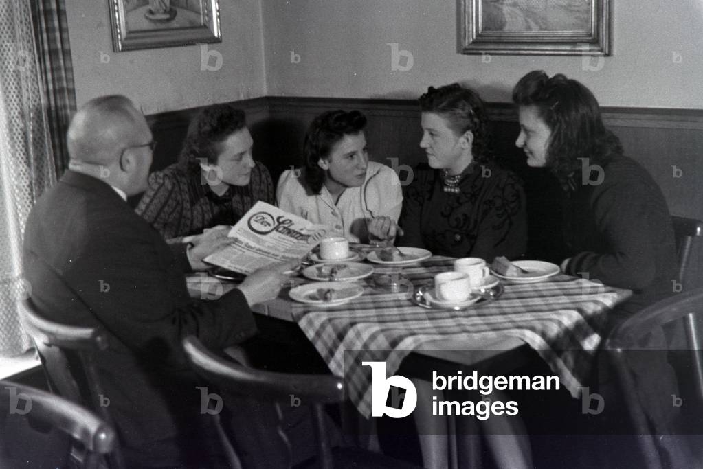 World champion Anni Kapell with colleagues at the coffee table, Germany 1941 (b/w photo)
