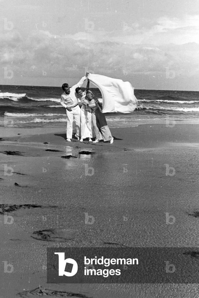 A family on vacation at the Baltic Sea, Deutsches Reich 1930s (b/w photo)
