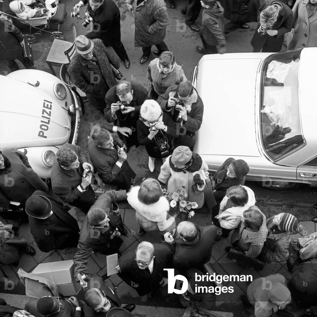 Press photographers and fans waitung for the bridal couple German actress and TV presenter Victoria Voncampe and Peter Schlickenrieder, Germany 1960s