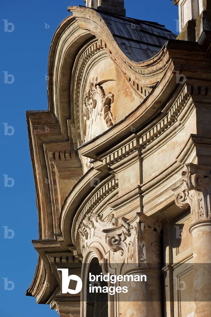 The curvilinear tympanum of the Church of Christ, Reggio Emilia, Emilia-Romagna, Italy (photo)
