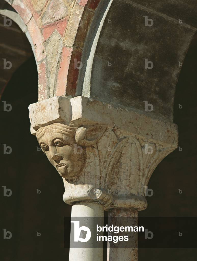 Detail of a column in the Cloister St Benedict (photo)