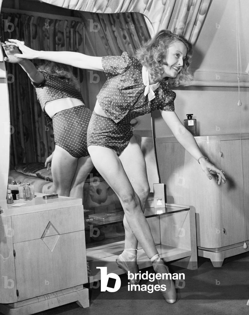 Une ballerine devant un miroir