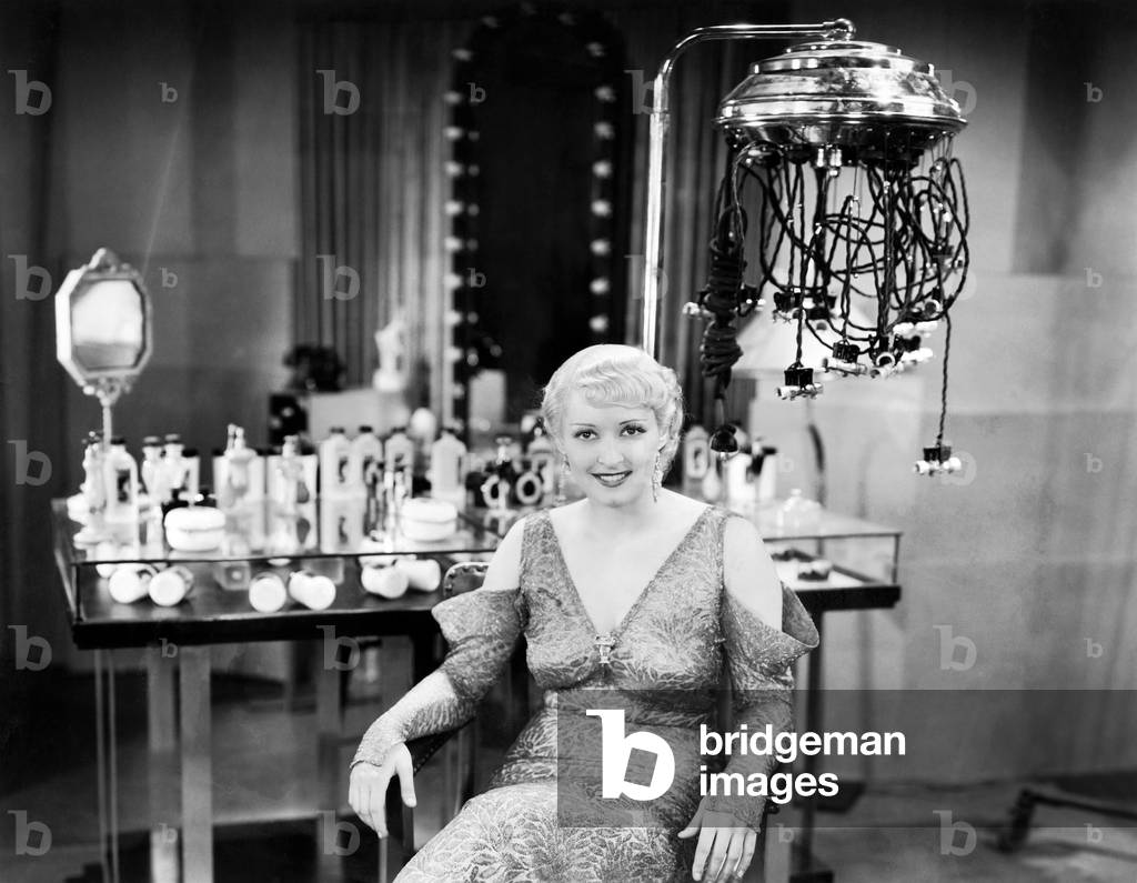 Portrait of a young woman sitting in a beauty salon (EV005470_H)
