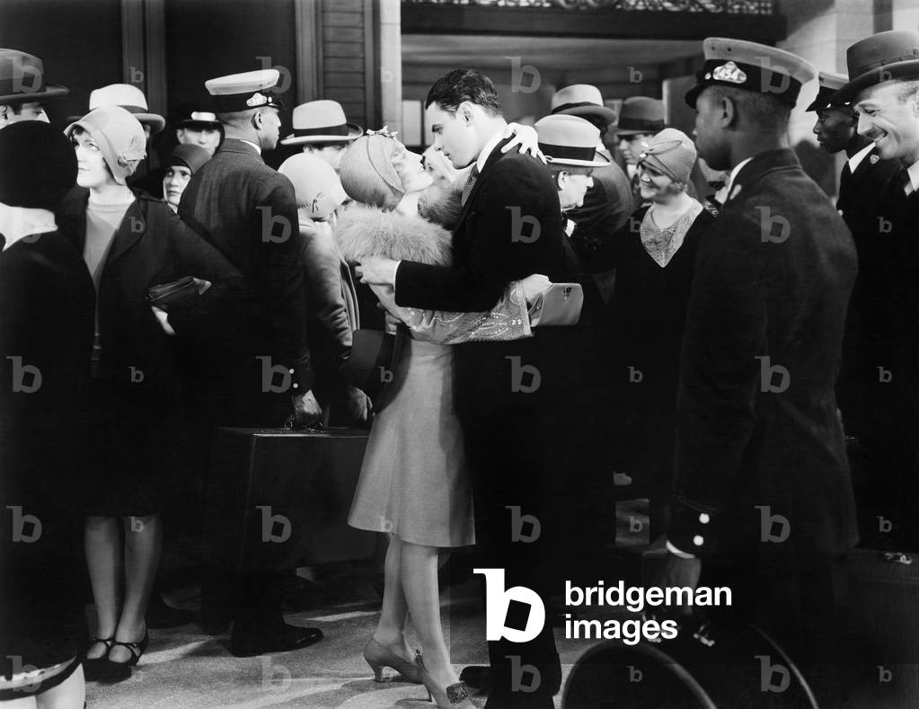 Couple embracing at a train station (EV006808_H)