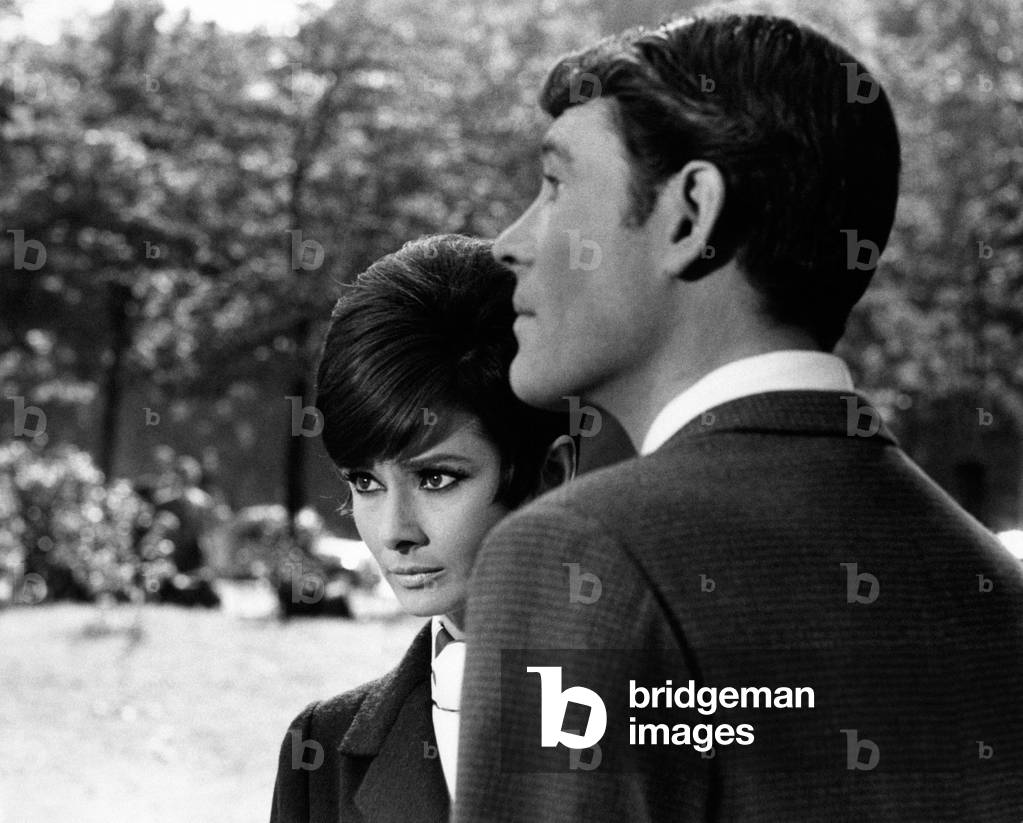 Audrey Hepburn in front of Peter O'Toole