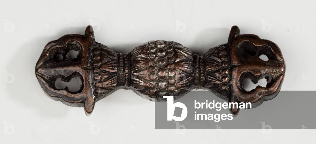 Menuki, or grip ornament, in the form of a vajra, a Buddhist thunderbolt symbol (copper-gold alloy with gilding)