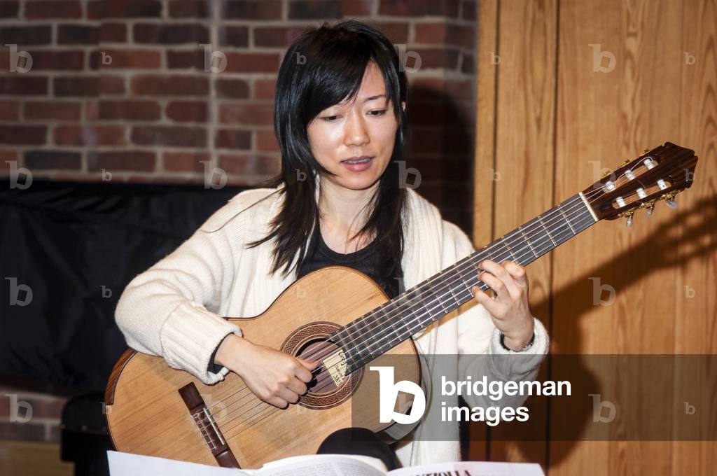 Xuefei Yang playing guitar