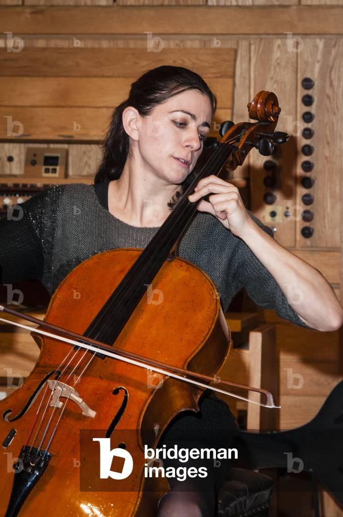 Natalie Clein playing cello