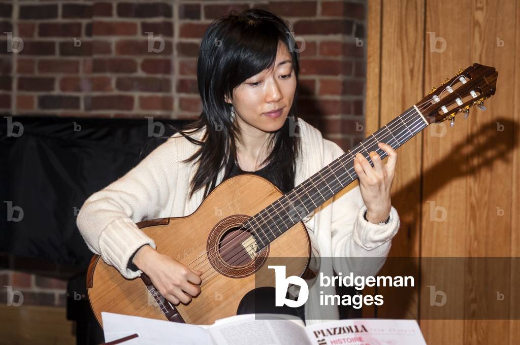 Xuefei Yang playing guitar
