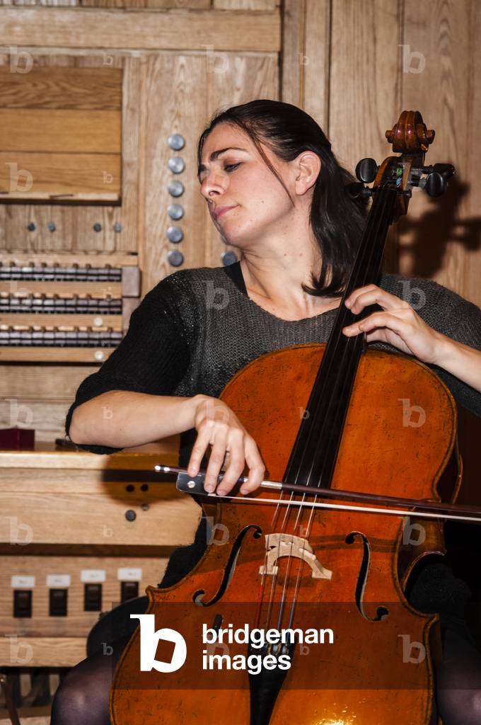 Natalie Clein playing cello