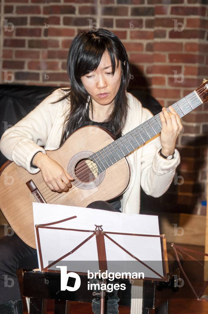 Xuefei Yang playing guitar