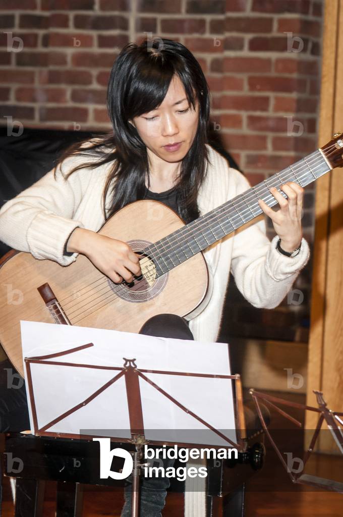 Xuefei Yang playing guitar