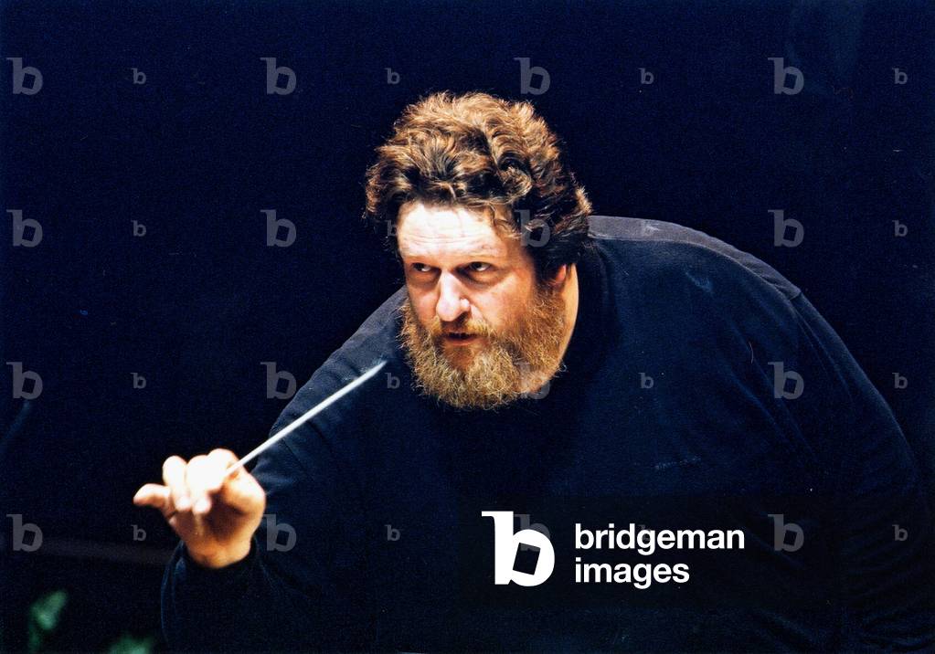 Oliver Knussen conducting with