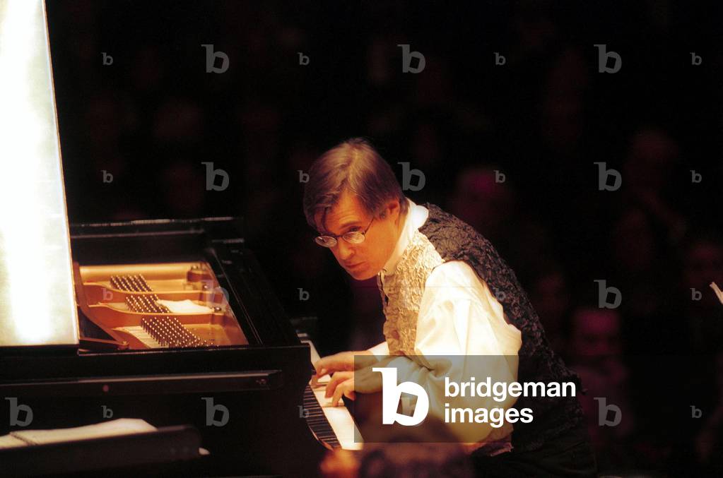 Christian Zacharias playing the