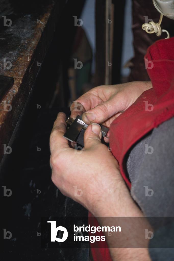 Making a violin: making