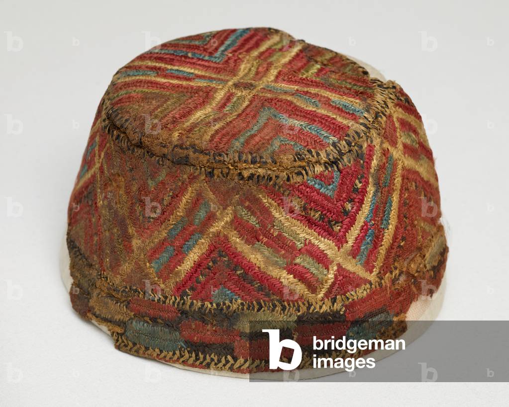 Embroidered skull cap, c.1200-1499 (linen, silk thread)