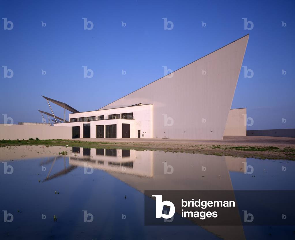 Side view of the Museum, completed 1996 (photo)