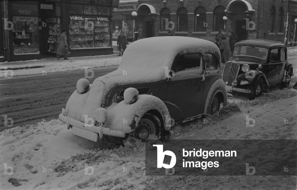 Snow covered cars in The Market place, Nuneaton. Monday 15 December 1952