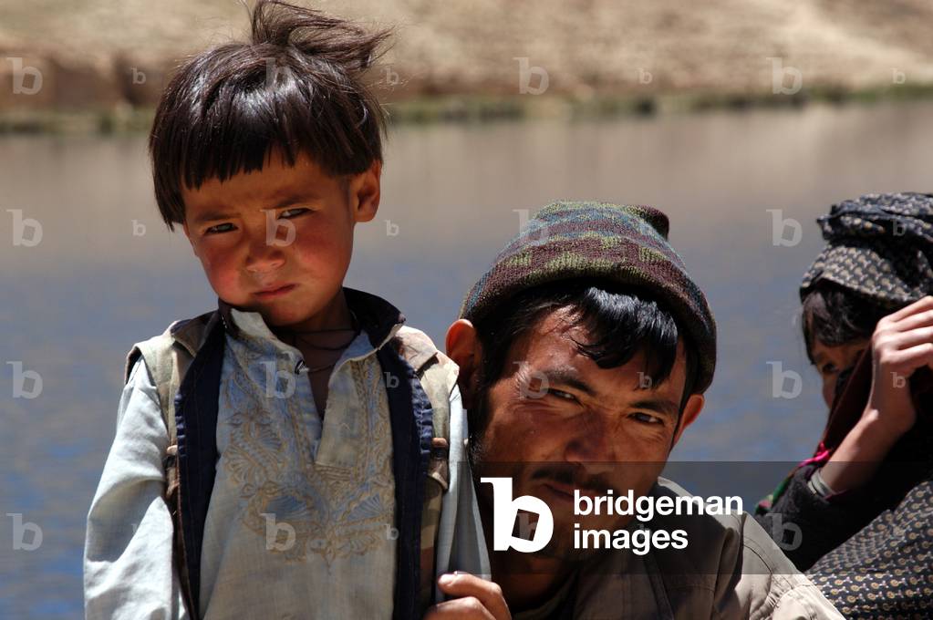 Hazara boy with father, Afghanistan (photo)