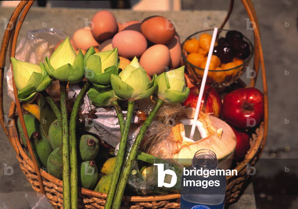 Vegetarian offering to a Buddha statue (photo)