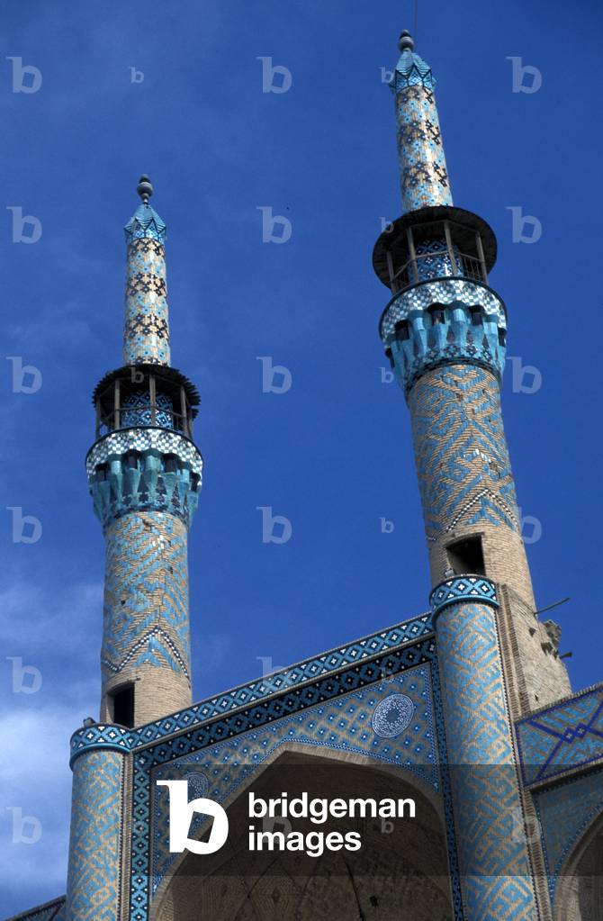 Twin minarets of the Imam Mosque, Isfahan, Iran (photo)