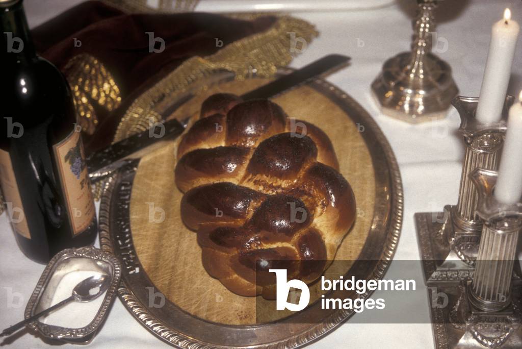 Challah, wine and salt for the Sabbath (photo)