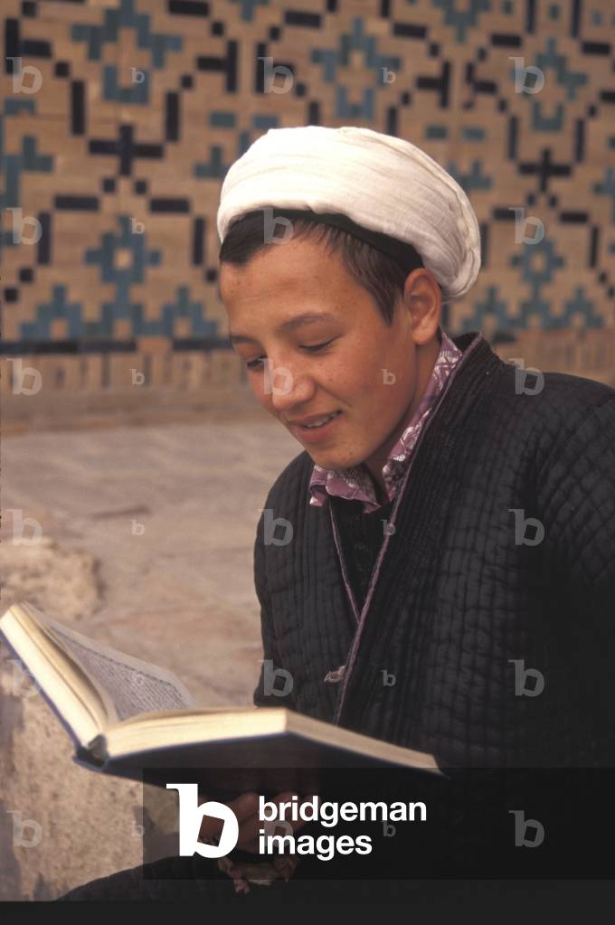 Student scholar reading the Quran at the Mir-i-Arab Madrassah (photo)