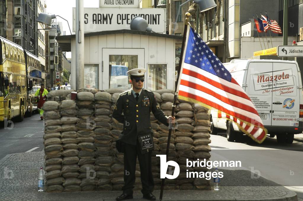Checkpoint Charlie,  GI with US flag, Berlin (photo)

