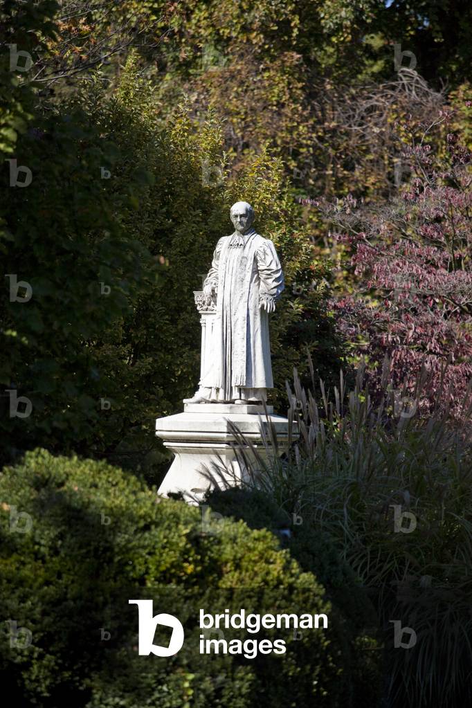 A statue in Oakhill Cemetery, next to Dumbarton Oaks in Georgetown (photo)