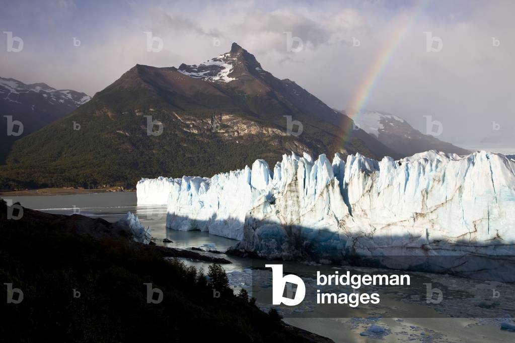 Breaking Wall of Glaciar Perito Moreno with rainbow (photo)